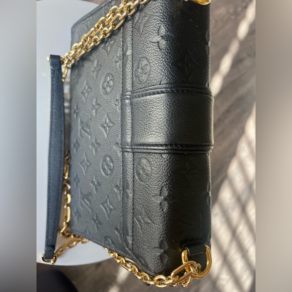 Louis Vuitton Chain Shoulder Bag Monogram
Amnlant Noir SAINT SULPICE PM - Picture 9 of 16